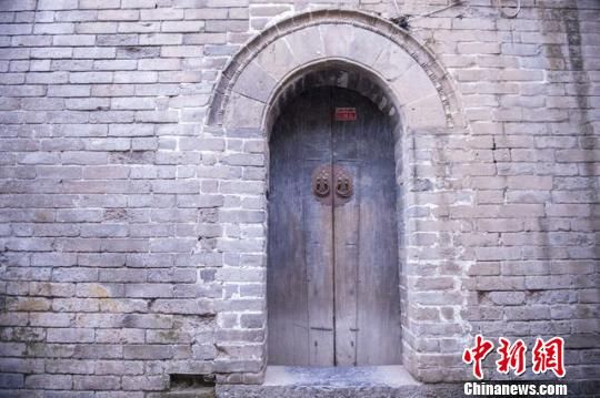 图为天官王府中有8道机关的古代“防盗门”。屈丽霞 摄 探访中国民居第一村:古代高官私宅8道机关防盗