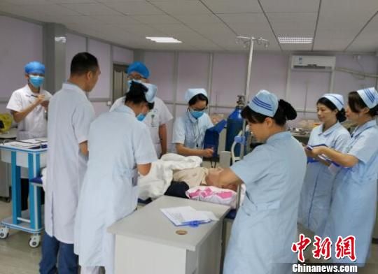 图为:浙江的县级医院正开展基层临床综合技能比武前的演练。浙江省卫计委 浙江建设多种形式高水平医联体 群众就诊满意率超90%