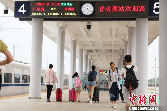 图为乘客在站台候车 万乘里 摄 云南暑期迎旅游高峰 多项铁路运输数据创新高