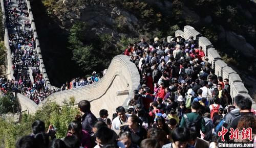 众多游客在八达岭长城游览。 中新网资料图 八达岭长城现刻字涂鸦 损坏长城面临哪些处罚?