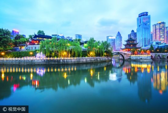 甲秀楼。视觉中国供图 贵阳避暑旅游 旅游接待人数井喷增长