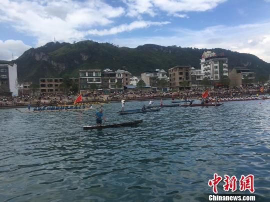 世界最长木龙舟展演暨百船游江现场 周燕玲 摄 世界最长苗族木龙舟贵州施秉游江展演