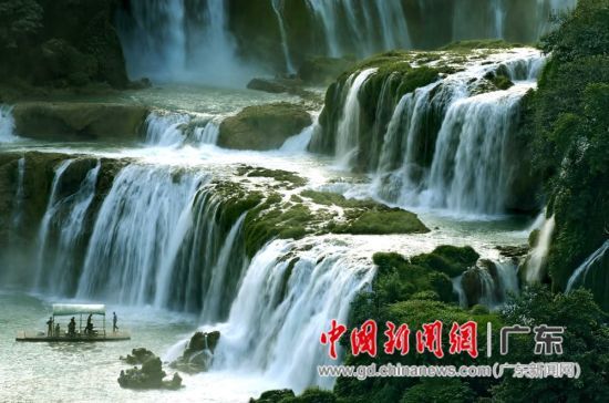 亚洲最大的跨国瀑布——大新德天跨国大瀑布 中越跨国游推介会在粤举行 面向广东游客推4条线路