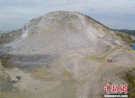 生态修复前的三亚抱坡岭。 翻拍图片 摄 开山容易补山难 三亚治愈“大伤疤”传递“绿色经”