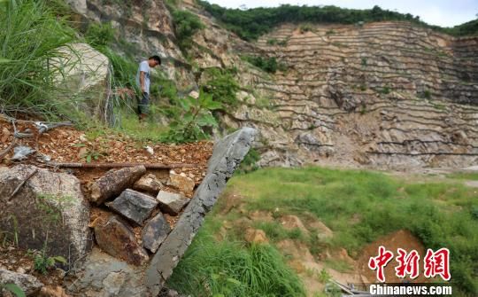三亚半岭温泉一号矿场,采取V型槽的方式进行生态修复。 尹海明 摄 开山容易补山难 三亚治愈“大伤疤”传递“绿色经”