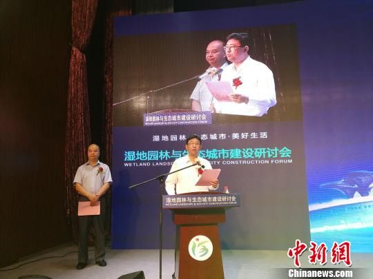 衡水市委副书记、市长王景武致辞。 王鹏 摄 河北衡水实施“一人一亩林”全域绿化工程演绎生态回归