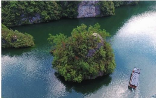 9月7日,蓝天白云下的张家界宝峰湖风景区秋高气爽,青山碧水,吸引各地游客纷至沓来饱览湖光山色,踏秋赏景。 吴勇兵 摄 全域旅游:美丽湖南开启立体画卷