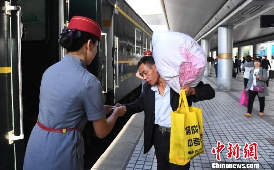 图为从兰州发往重庆的首趟列车。 杨艳敏 摄 兰渝铁路全线开通运营 百年“世纪铁路”圆梦