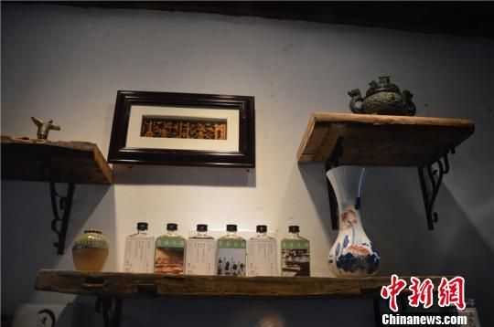 黄酒小店内的创意产品 吴平 摄 彰显特色小镇力量 浙江越城呈现文化旅游双腾飞