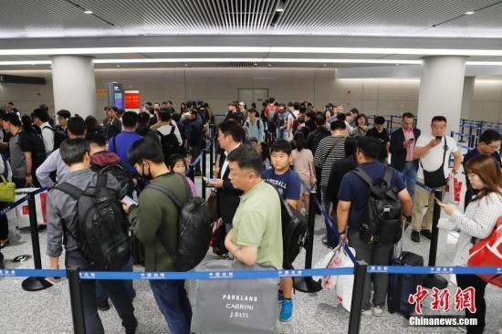 资料图:上海虹桥国际机场迎来返程入境高峰,民众在边检人工通关通道快速办理入境手续。 中新社记者 殷立勤 摄 出入境旅游微妙变化 折射中国经济发展成就
