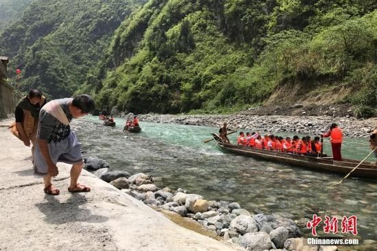 资料图:游客体验原始拉纤。董晓斌 摄 文化旅游思考:文化旅游供给侧正在发生深刻变革