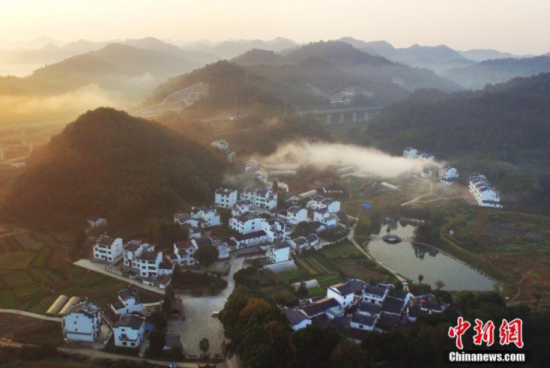 航拍“最美乡村”江西婺源秋色。文/王剑 图/程新德 航拍“最美乡村”江西婺源 深秋流雾美如画境