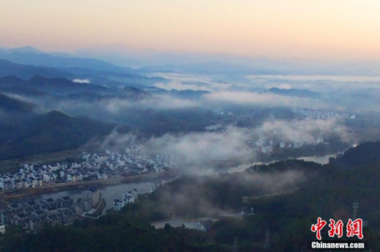 婺源乡村之美,美在浑然天成的和谐。文/王剑 图/程新德 航拍“最美乡村”江西婺源 深秋流雾美如画境