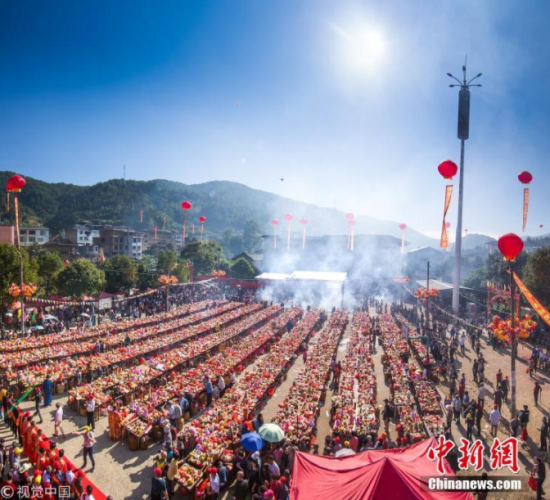 李艺爽 摄 图片来源:视觉中国 福建客家民俗盛宴“作大福”举行 场面壮观
