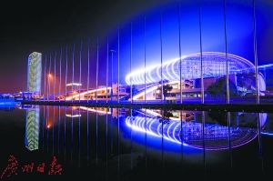 灯光璀璨的琶洲会展中心。郑建文摄 世界眼光聚焦广州 国际传播力助广州展翼