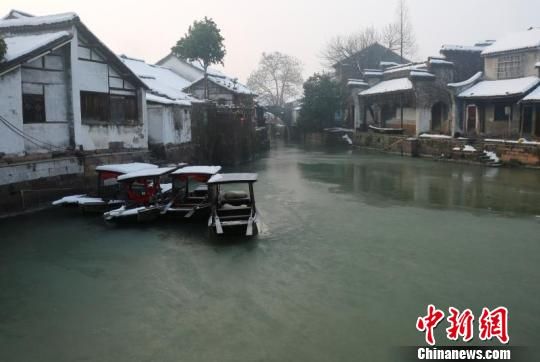 冰雪下的新市古镇 新市古镇官方供图 浙江古镇现冰雪奇观 冰封市河引人留念