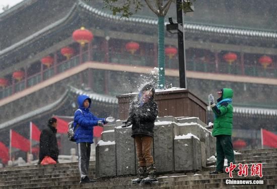 资料图:孩子们在西安钟楼附近打雪仗。中新社记者 张远 摄 中国拟把西安建成历史文化特色国际大都市