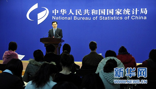 2010年12月11日，国家统计局举行新闻发布会，发布11月份主要经济数据。图为国家统计局发言人盛来运介绍有关情况。新华网 陈竞超 摄