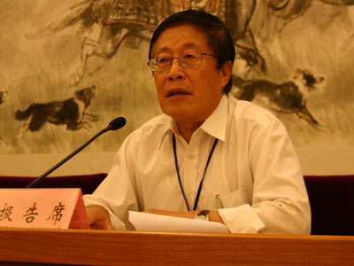 图文:中国民协理事会理事长段永基做工作报告