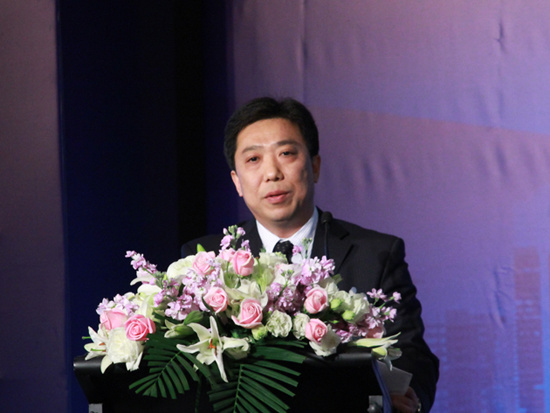 由中国信托业协会主办的“2010年中国信托业峰会”于2010年12月2日-3日在上海举行。图为中国人民大学信托与基金研究所执行所长邢成。(来源：新浪财经 王霄摄)