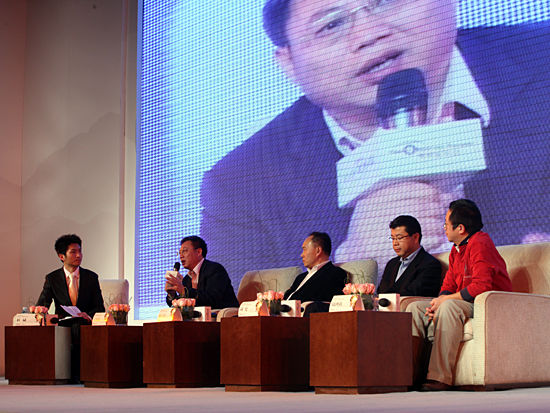 由《经济观察报》社主办的“2011观察家年会”于2011年12月17日在北京举行。上图为“主题论坛：实业新使命”。(图片来源：新浪财经 梁斌 摄)