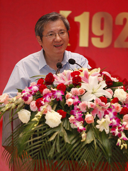 东南大学经济管理学院院长徐康宁教授演讲