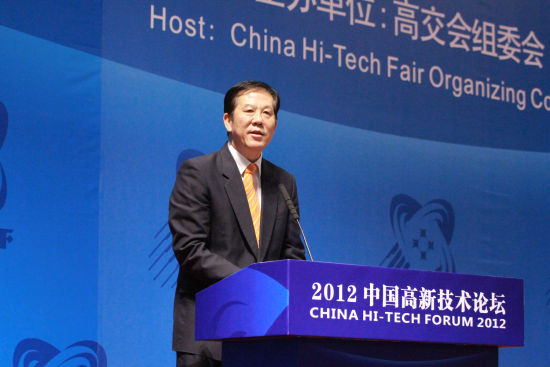 “2012中国高新技术论坛”于11月16日-18日在深圳会展中心举办。上图为分论坛“低碳技术与新能源发展峰会”演讲嘉宾深圳市副市长唐杰。