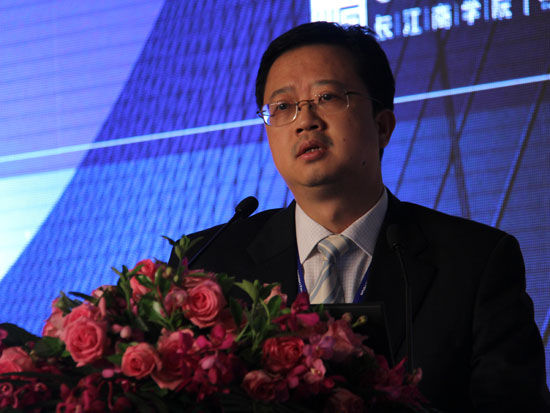 “2013首届长江青年投资人论坛”于4月13日在上海举行。上图为复星集团副董事长兼CEO梁信军。(图片来源：新浪财经 梁斌 摄)