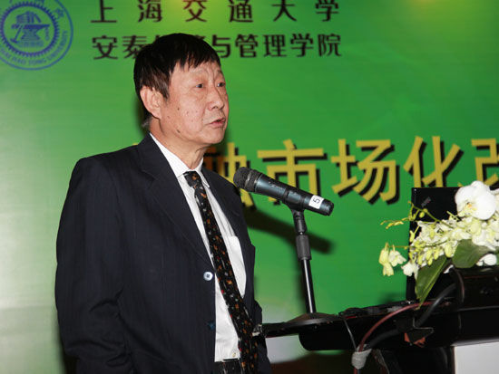 “2013·中国金融改革国际论坛(北京)”于9月23日在北京召开。上图为中国银行首席经济学家曹远征。(图片来源：新浪财经 梁斌 摄)
