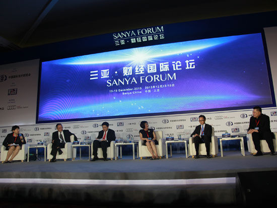 “三亚财经国际论坛”于2013年12月13日-15日在海南三亚召开。上图为全会五：进军全球的中国企业。(图片来源：新浪财经 梁斌 摄)