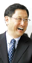 至此,丰田创始人——丰田喜一郎之孙丰田章男被正式扶正,丰田的兵符时