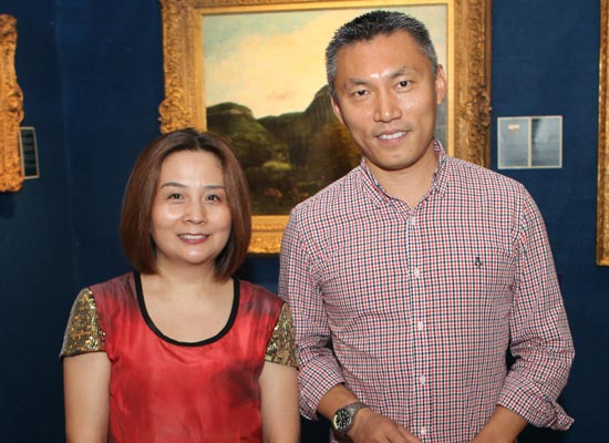图文:陆昂(左)与前波画廊茅为清接受新浪采访