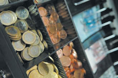 财务危机风雨欲来 希腊启动强制现金转移_汇