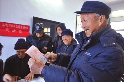 灵宝原民办教师喜领养老补贴_农业滚动