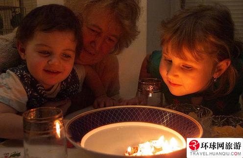 世界各地的新年奇俗:重回“子宫”感受新生(组图)