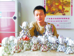 废旧易拉罐变身银甲方阵