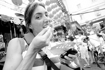 [图文]王府井小吃街吸引外国游客