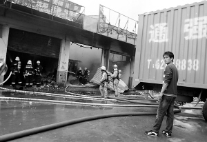 真南路常和路一仓库失火_滚动新闻