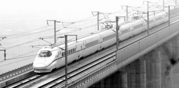 2月6日,由郑州首发西安的g2003次"和谐号"动车组列车从河南省三门峡市