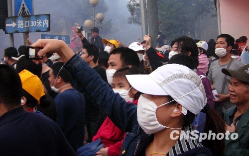 广西炮龙节引来五十万人狂欢