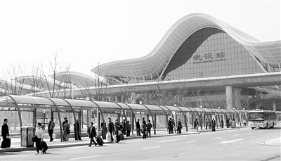 118米!武汉最长公交长廊亮相武汉站_滚动新闻