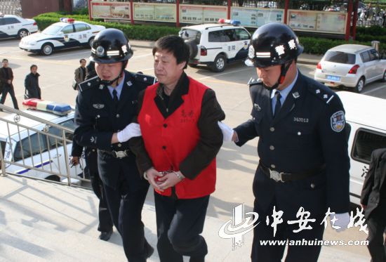 亳州原特警支队长白玉岭受审 当庭耍无赖_滚动