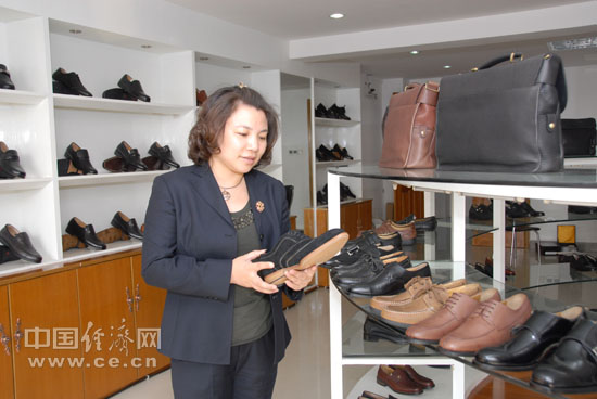 江苏华西皮鞋厂：手工艺制作鞋行销海外