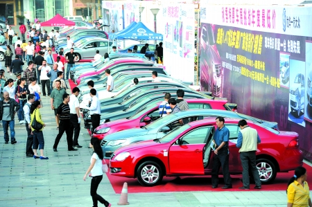 昨日,北滨路君豪广场,市民在重庆秋季特惠车展现场选车.