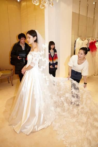 胡可昨日大婚  婚纱设计师兰玉 出自国内新秀_滚