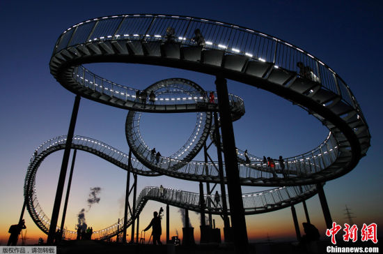 德艺术家耗巨资创作概念雕塑 状似云霄飞车_滚动新闻_新浪财经_新浪网