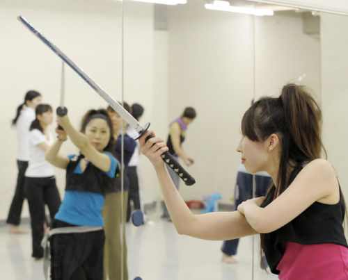 日本女性青睐减肥新方法 拿起武士刀练格斗(图)