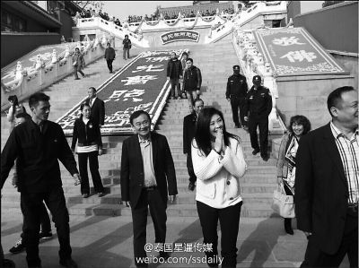 英拉母子与他信在北京灵光寺参拜_滚动新闻