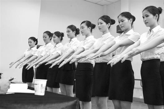 图文:数百武汉伢应征空姐空少 体检细致到头发