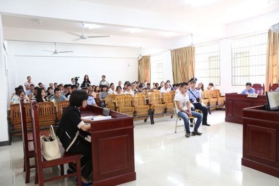 银海区法院巡回审判进高校 开庭审理一起校园伤害案_新浪法院频道_新浪网